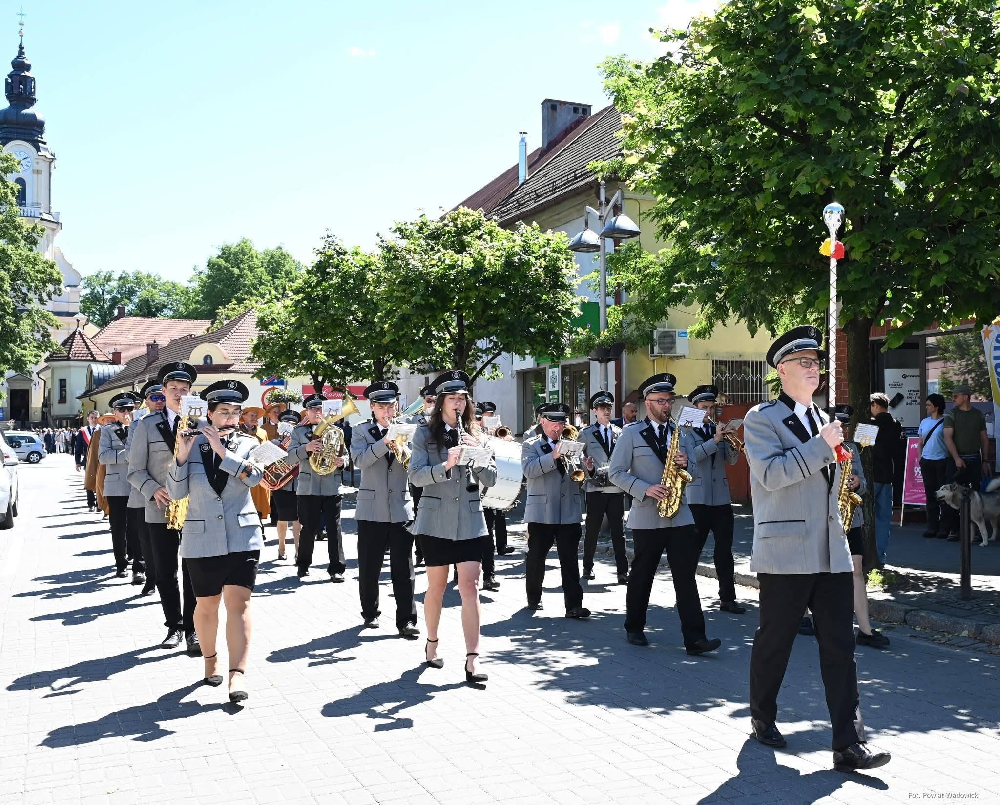orkiestra w marszu